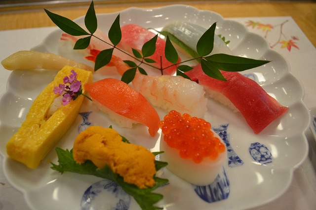 カウンターでは大将と話しながら楽しいお食事を。お座敷席ではお誕生日のお祝いや会社の宴会、法事のお食事にご利用ください。