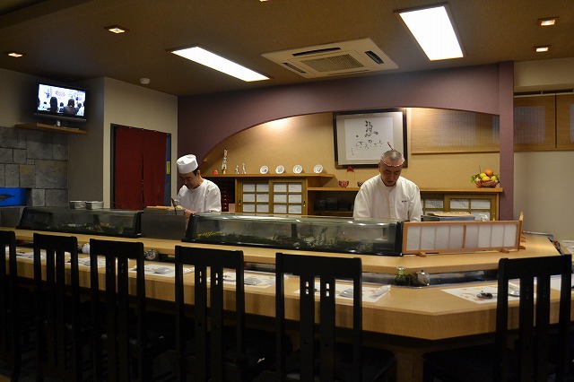 カウンターでは大将と話しながら楽しいお食事を。お座敷席ではお誕生日のお祝いや会社の宴会、法事のお食事にご利用ください。
