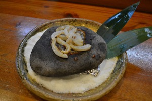 魚どころ長島にあり、地元産の海と大地の幸をたっぷり堪能できます。予約をすれば、うつぼ料理などの珍味を味わえます。