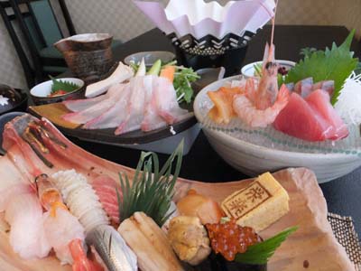 当店の人気商品、かのや名産「かんぱち箱寿司」(1,300円)は2016年度大隅「食」の新定番土産審査会で最優秀賞を受賞!