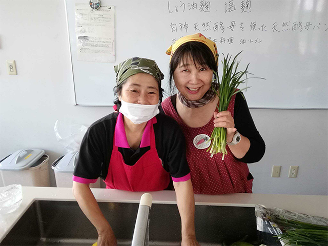 有機野菜使って料理教室の講師