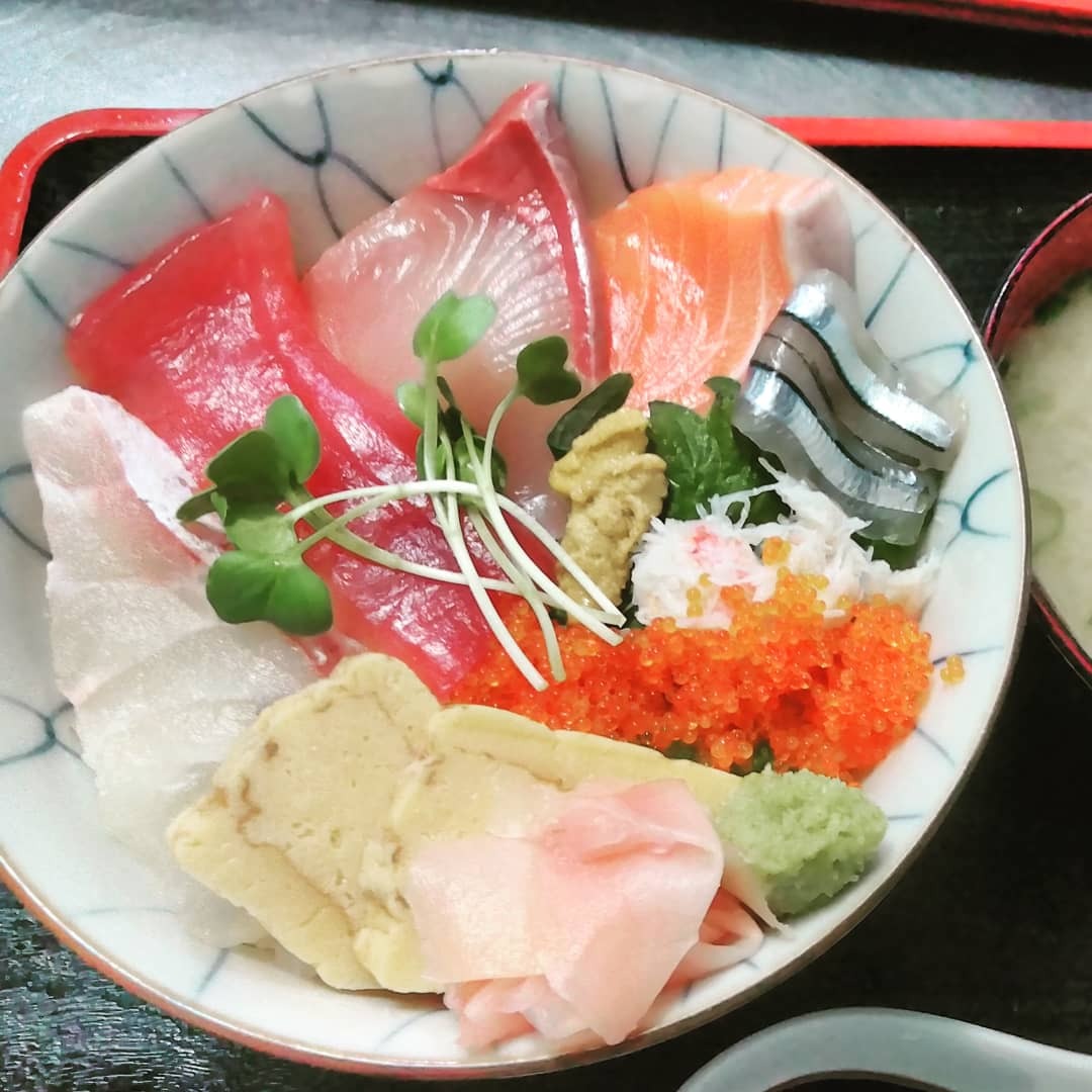 お昼ランチから夜のサービスメニューまで盛りだくさん!晩酌セット2,500円〜3,490円など楽しさひろがる満足メニュー!