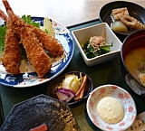 鹿屋市の市の花であるバラをにぎりに添えた、目にも美味しい料理です。ちょっとした心づかいで、食の喜びをお手伝いいたします。
