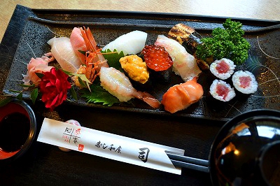 鹿屋市の市の花であるバラをにぎりに添えた、目にも美味しい料理です。ちょっとした心づかいで、食の喜びをお手伝いいたします。